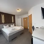 Loewen Hotell 3*